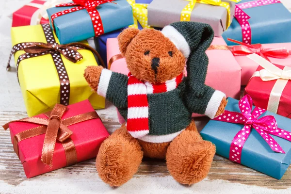 Αρκουδάκι με πολύχρωμο δώρα για τα Χριστούγεννα ή άλλης γιορτής — Φωτογραφία Αρχείου