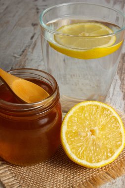 Taze limon bal ve su bir bardak dilim limon ile