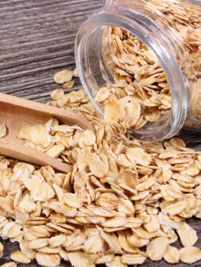 Ahşap zemin üzerine kavanoz dışarı dökülmesini yulaf gevreği