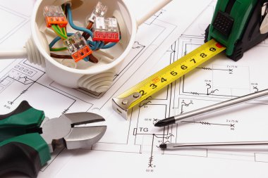 İş araçları ve kablolarla Tarih Hanesi'nin çizim inşaat elektrik kutusu