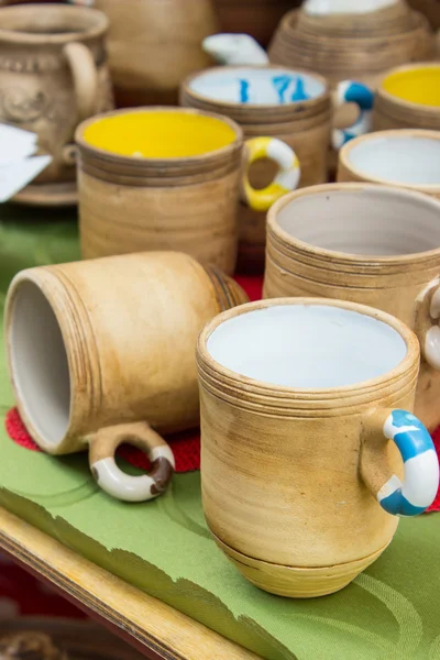 Коллекция красочных чашек для продажи на базаре, кухонные принадлежности — стоковое фото