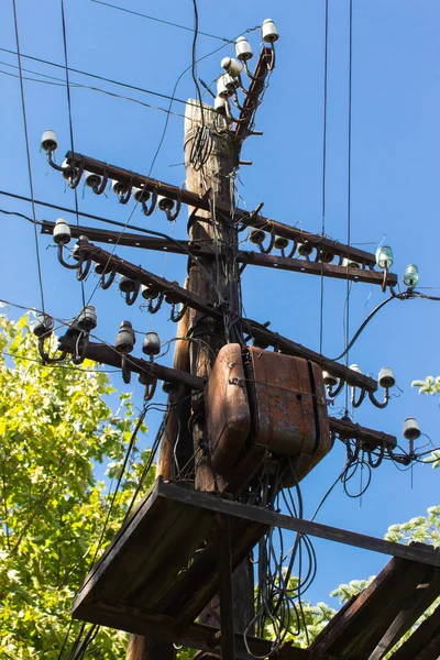 Vieux poteau électrique en bois, ligne d'électricité — Photo