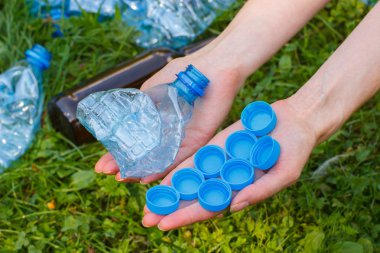 Plastik şişe ve şişe kapakları, kadın ile el çevre çöp
