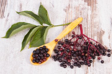 Mürver eski ahşap zemin, sağlıklı gıda üzerine tahta kaşıkla yığını