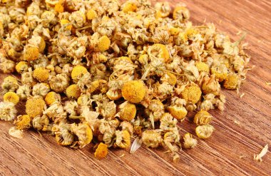 Ahşap masa, alternatif tıp üzerinde kurutulmuş papatya