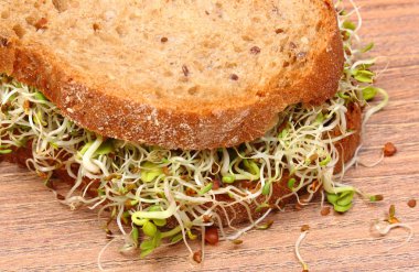 Yonca ve turp lahanası ile kepekli ekmek