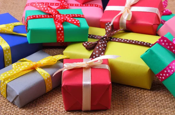 Un mucchio di regali avvolti per Natale o altre celebrazioni su tela di iuta — Foto Stock
