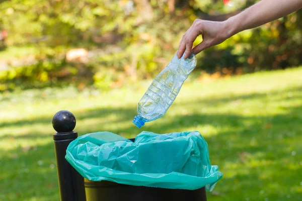 Tangan wanita melemparkan botol plastik ke dalam sampah daur ulang, sampah lingkungan — Stok Foto