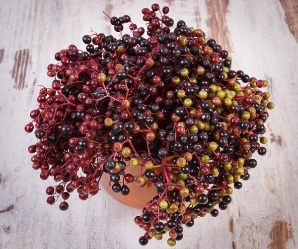 오래 된 나무 배경, 건강 한 음식에 신선한 elderberry의 무리 — 스톡 사진