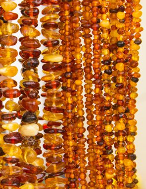 Durak çarşı, üzerinde parlak kadınsı kehribar kolye