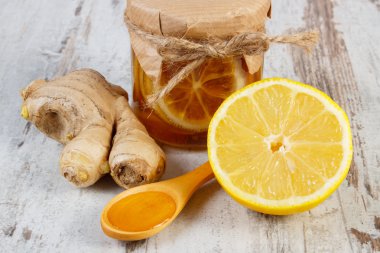 Taze limon, bal ve zencefil üzerinde ahşap masa, sağlıklı beslenme