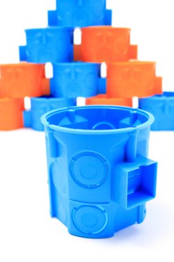 Beyaz zemin üzerine mavi ve turuncu elektrik kutuları