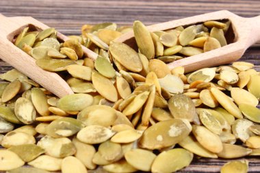 Ahşap zemin üzerine kaşıkla kabak çekirdeği