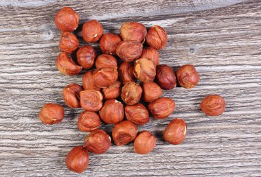 Ahşap masa üzerinde kahverengi fındık yığını