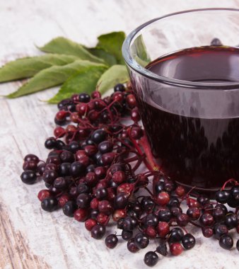 Demet taze mürver suyu eski ahşap arka plan, sağlıklı beslenme ile