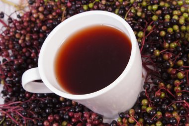 Mürver suyu ve yığın Berry, sağlıklı beslenme ile sıcak çay