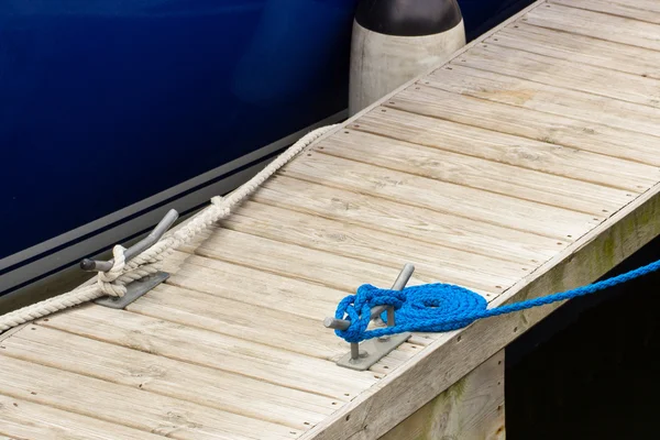 Yachting, corda azul e amarração bollard — Fotografia de Stock