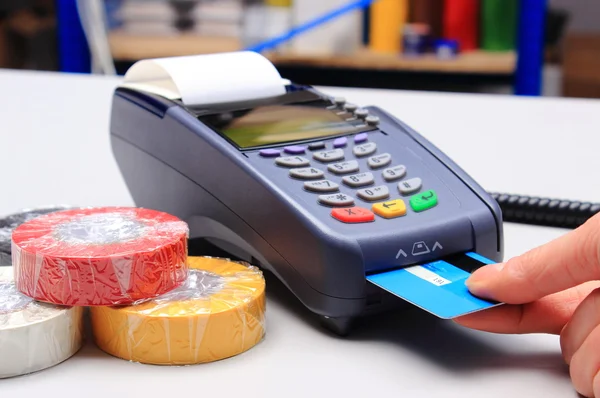 Betalen met credit card in een elektrische winkel, finance concept — Stockfoto