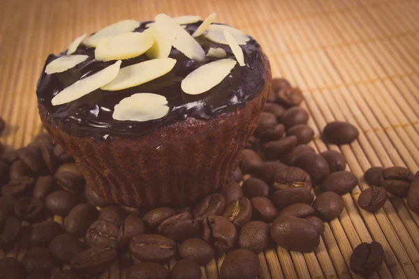 Jahrgangsfoto, Schokoladenmuffins mit Mandel- und Kaffeekörnern — Stockfoto