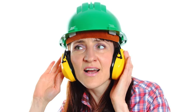 Donna con casco protettivo e cuffie — Foto Stock