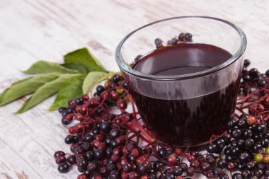 Demet taze mürver suyu eski ahşap arka plan, sağlıklı beslenme ile