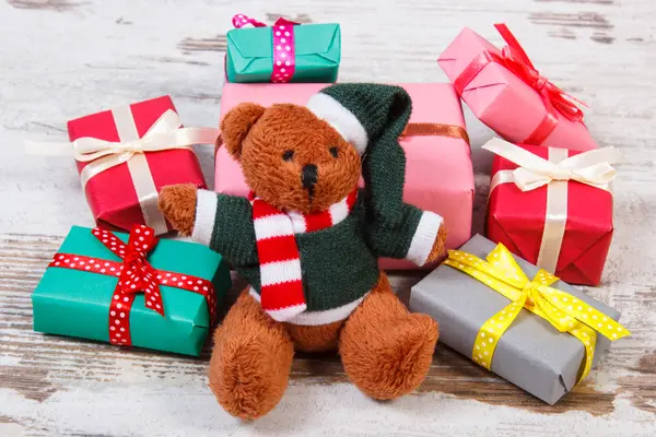 Osito de peluche con regalos coloridos para Navidad u otra celebración — Foto de Stock