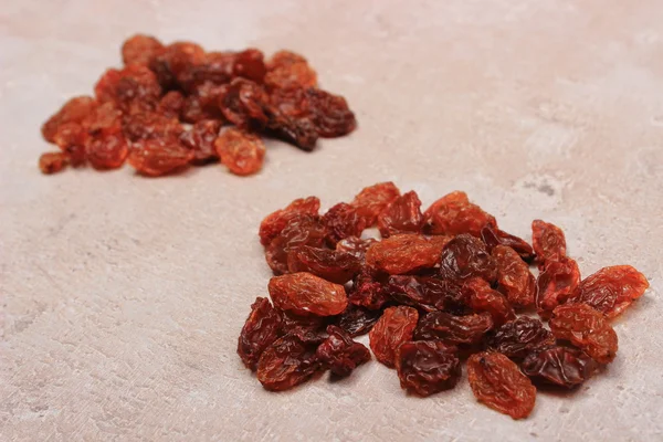 Raisins bruns sur la structure du béton, saine alimentation — Photo