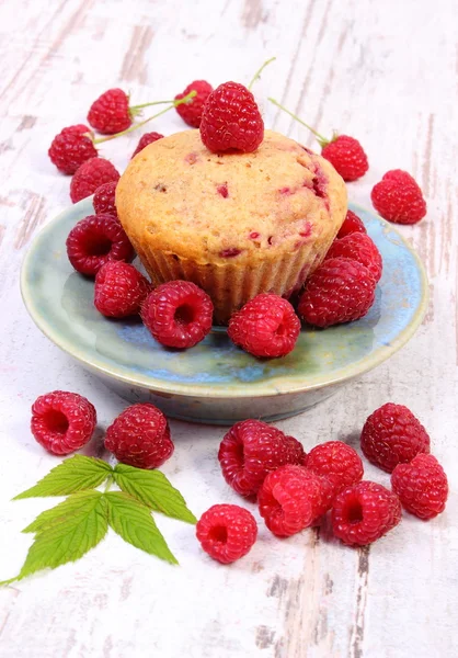 Fresh baked cupcake with raspberries and fruits on old wooden background, delicious dessert — ストック写真