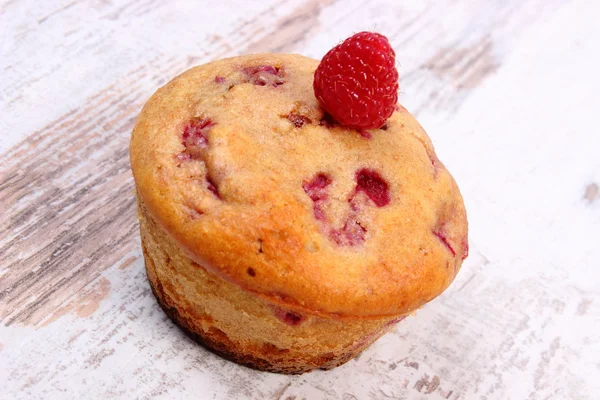 Fresh baked cupcake with raspberries, delicious dessert — Stock Photo, Image