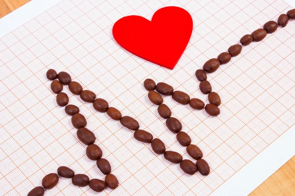 Kardiyogram satır kavrulmuş kahve taneleri ve kırmızı kalp, tıp ve sağlık kavramı — Stok fotoğraf