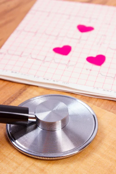 Hearts of paper and stethoscope on electrocardiogram graph, medicine and healthcare concept — Stock Photo, Image