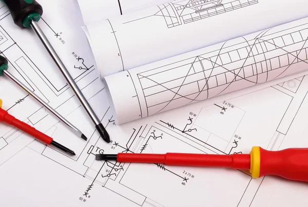 Rolos de diagramas e ferramentas de trabalho no desenho de construção elétrica de casa — Fotografia de Stock