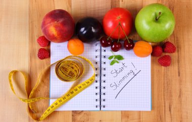 Meyve, sebze ve santimetre ile defter, zayıflama ve sağlıklı gıda