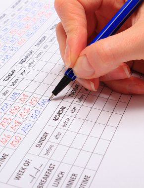 El kadının tıbbi forma veri yazma