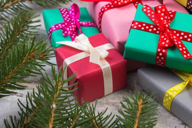 Sarılmış hediyeler Noel veya diğer kutlama ve eski tahta üzerinde çam dalları için