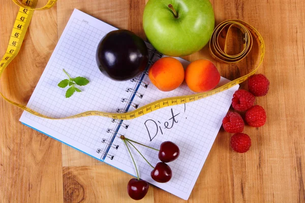 果物やノート、センチメートル痩身と健康食品 — ストック写真