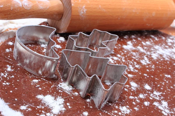 Cookie cutters and rolling pin on dough for cookies and gingerbread — 图库照片