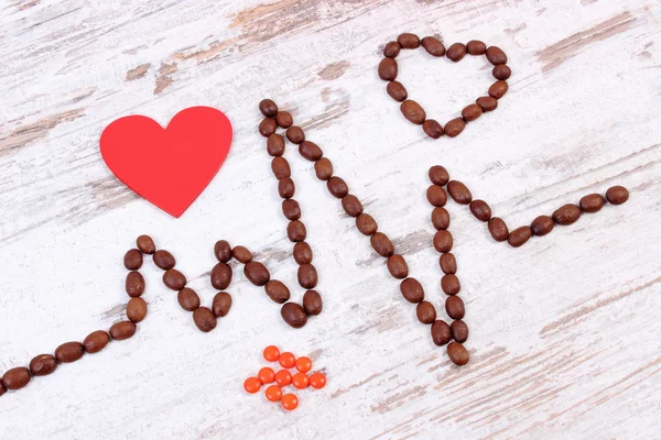 Cardiogramme ligne de grains de café, coeur rouge et pilules de supplément, médecine et concept de soins de santé — Photo