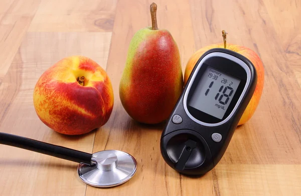 Medidor de glucosa con estetoscopio médico y frutas frescas, estilo de vida saludable —  Fotos de Stock