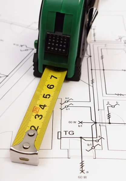 Fita métrica no desenho de construção elétrico de casa — Fotografia de Stock