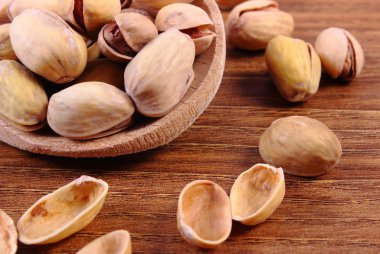 Ahşap masa, sağlıklı kaşık ile fıstık fındık yemek