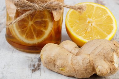 Taze limon, bal ve zencefil üzerinde ahşap masa, sağlıklı gıda