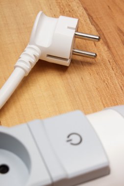 Ahşap zemin üzerinde açma-kapama düğmesi ile elektrik güç şerit