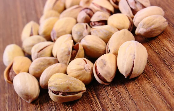 Pistagenötter på träbord, hälsosamt ätande — Stockfoto
