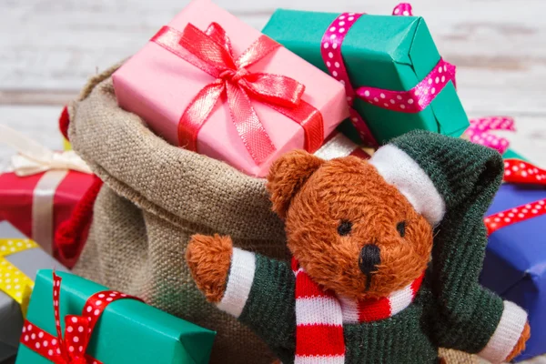 Nallebjörn med färgglada presenter till jul eller andra firande — Stockfoto