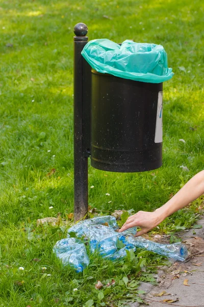 Koše lze v parku a hromadu plastových lahví, odhazování životního prostředí — Stock fotografie