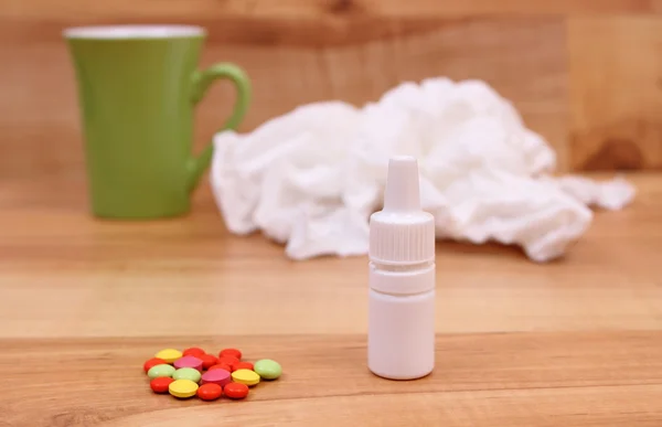 Pilules et gouttes de nez pour les rhumes, mouchoirs usagés et thé chaud — Photo