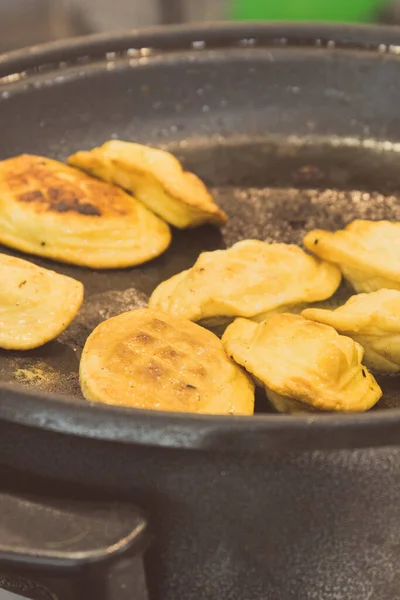 Taze ızgara kuzu peyniri. Geleneksel cilalama yerel yemekler