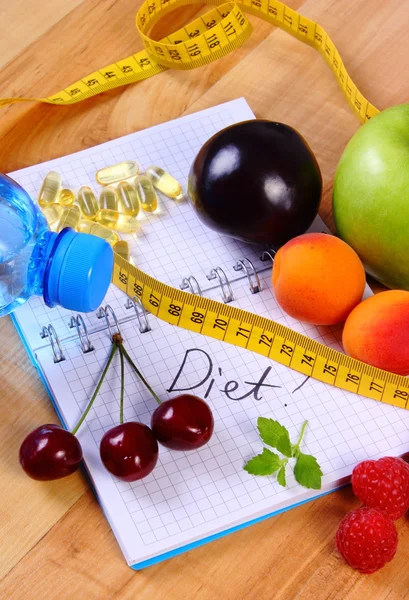 Früchte, Tabletten und Zentimeter mit Notizbuch, Schlankheits- und gesunde Ernährung — Stockfoto