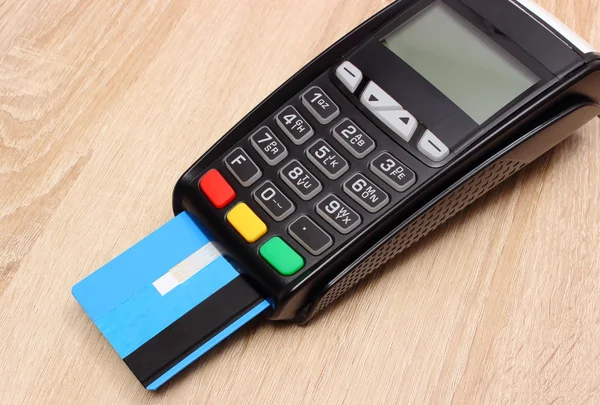 お支払いクレジット カード、金融の概念の机の上でターミナル — ストック写真